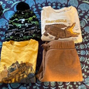 🙏🏻🙏🏻Boys 2 Ls tops size 6 boys Dino hat one size